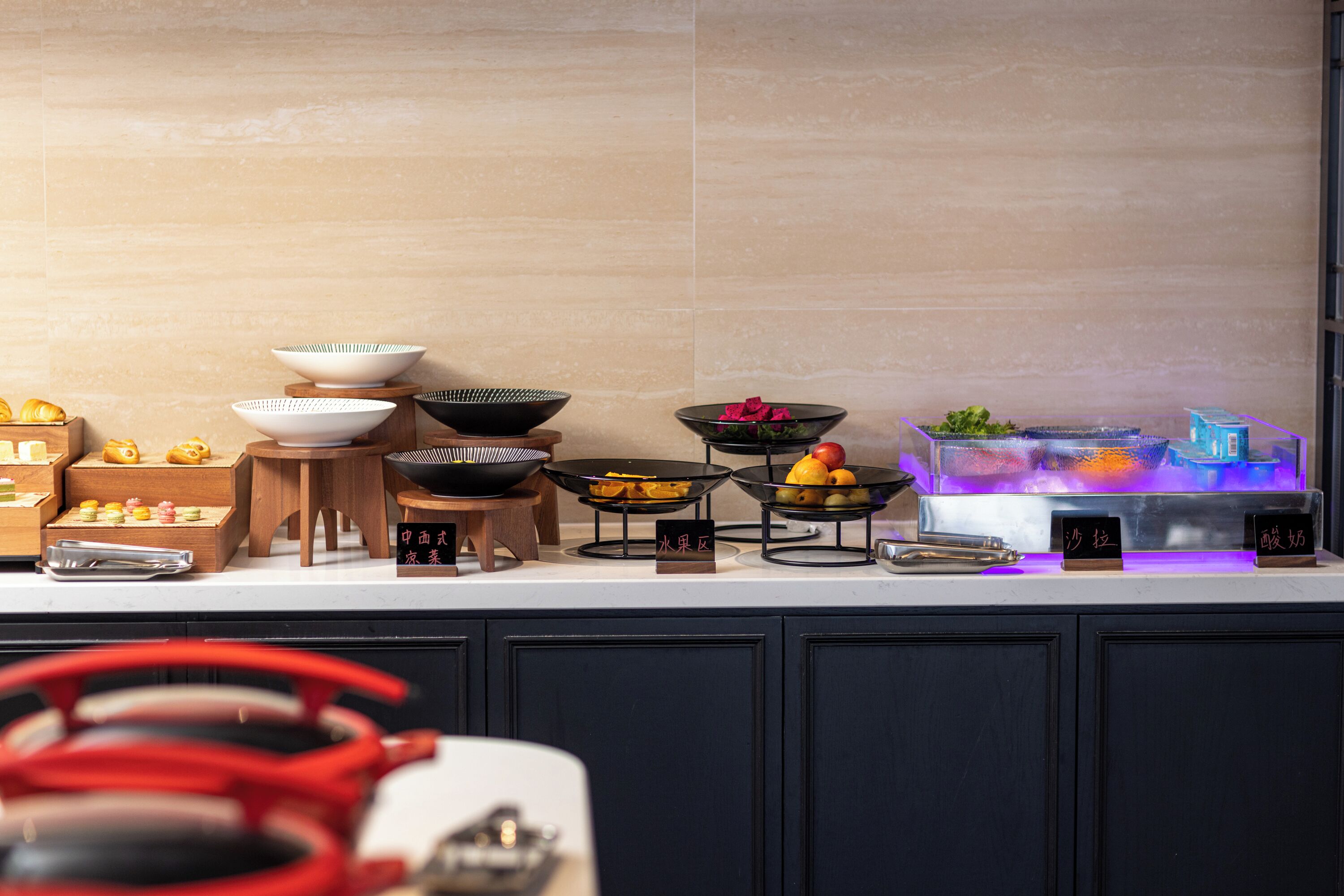 A kitchen counter with various bowls and containers, some labeled with Chinese characters.