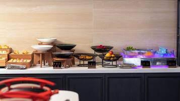 A kitchen counter with various bowls and containers, some labeled with Chinese characters.