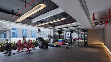 Equipamiento de fitness en la habitación