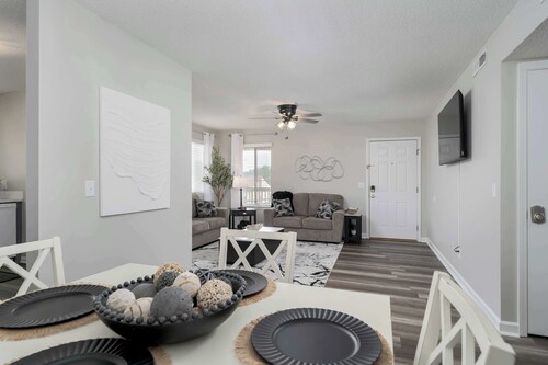 Grand Lakes Condo – Renovated 2BR/1.5BA Condo | Near UA