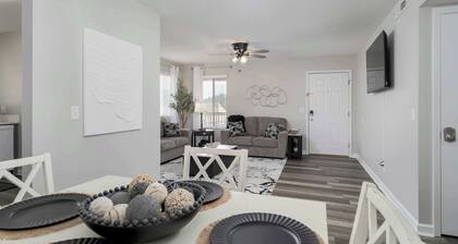 Grand Lakes Condo – Renovated 2BR/1.5BA Condo | Near UA