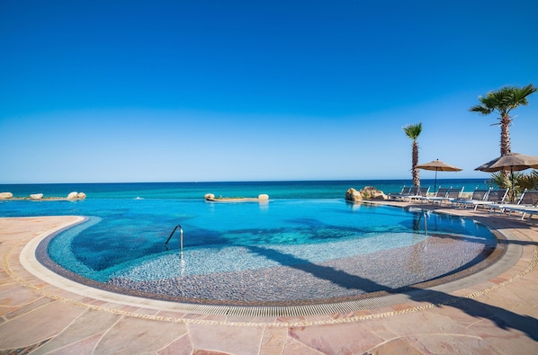 Indoor pool, 2 outdoor pools