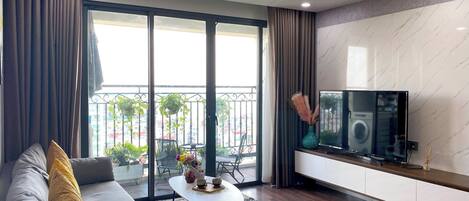 Deluxe Room, City View | Living area