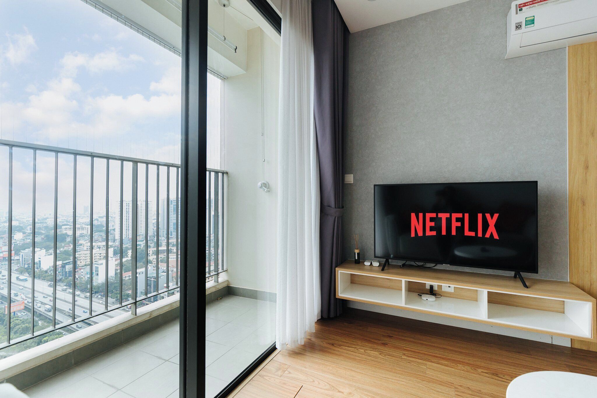 Deluxe Room, City View | Living area