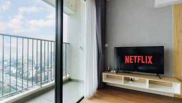 Deluxe Room, City View | Living area