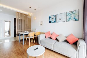 Deluxe-rum - utsikt mot staden | Värdeförvaringsskåp på rummet, skrivbord och arbetsyta för laptop