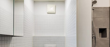 Douche, séchoir à cheveux, serviettes fournies, savon