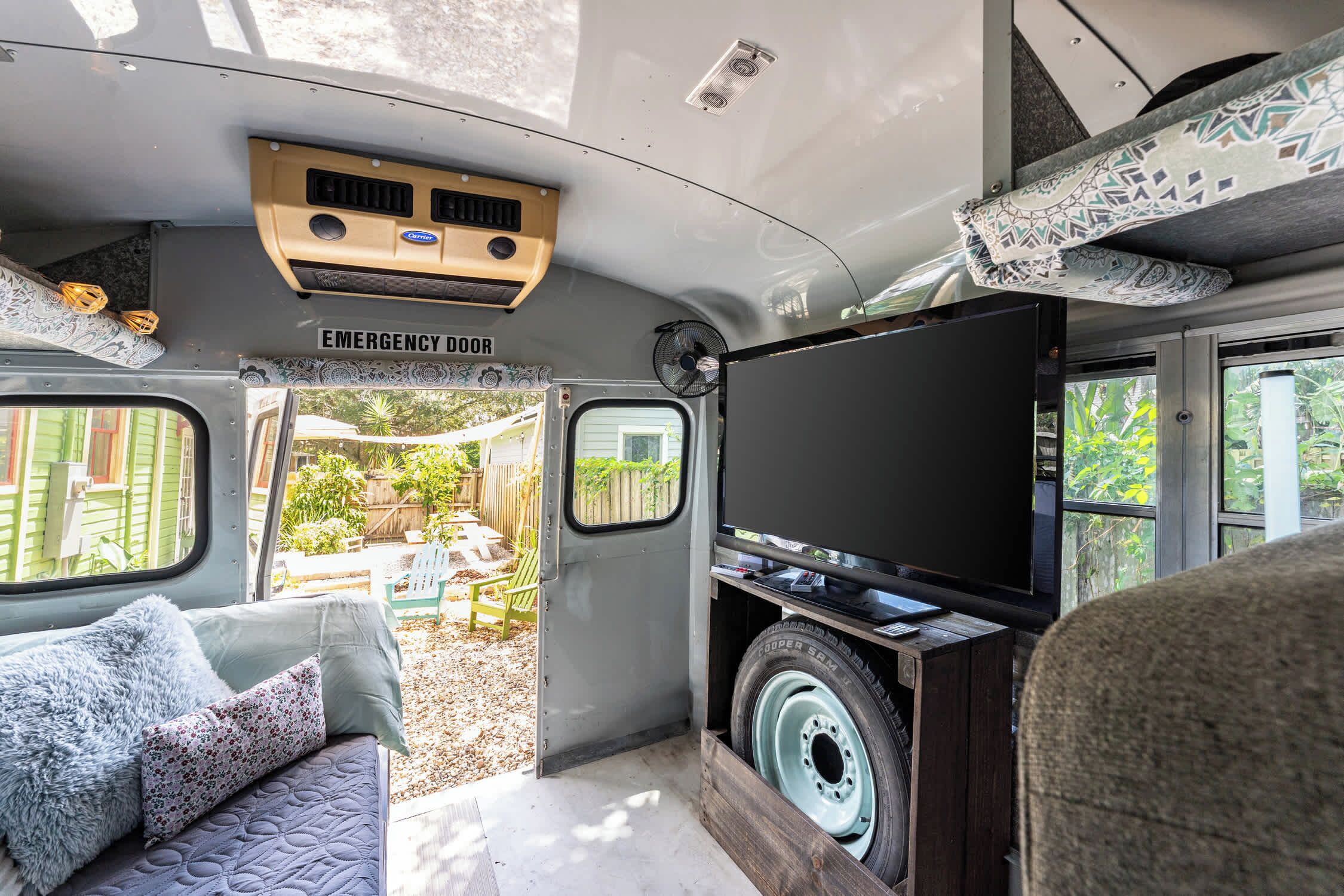 Smart-TV, peis, bøker og kontorer