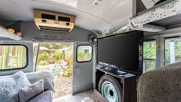 Smart-tv, eldstad, böcker och kontor