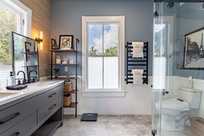 Shower, hair dryer, towels, shampoo