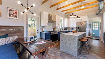 Kylskåp, mikrovågsugn, ugn och spishäll