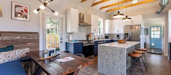 Cozy 3BR Retreat - Near Bars, Zoo & Lake Trails