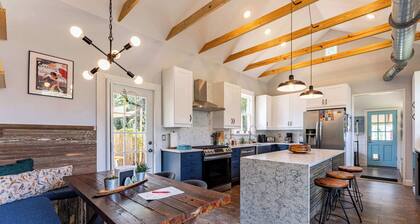 Cozy 3BR Retreat - Near Bars, Zoo & Lake Trails