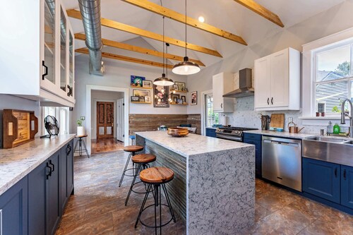 Cozy 3BR Retreat - Near Bars, Zoo & Lake Trails