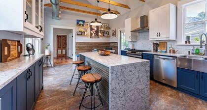 Cozy 3BR Retreat - Near Bars, Zoo & Lake Trails