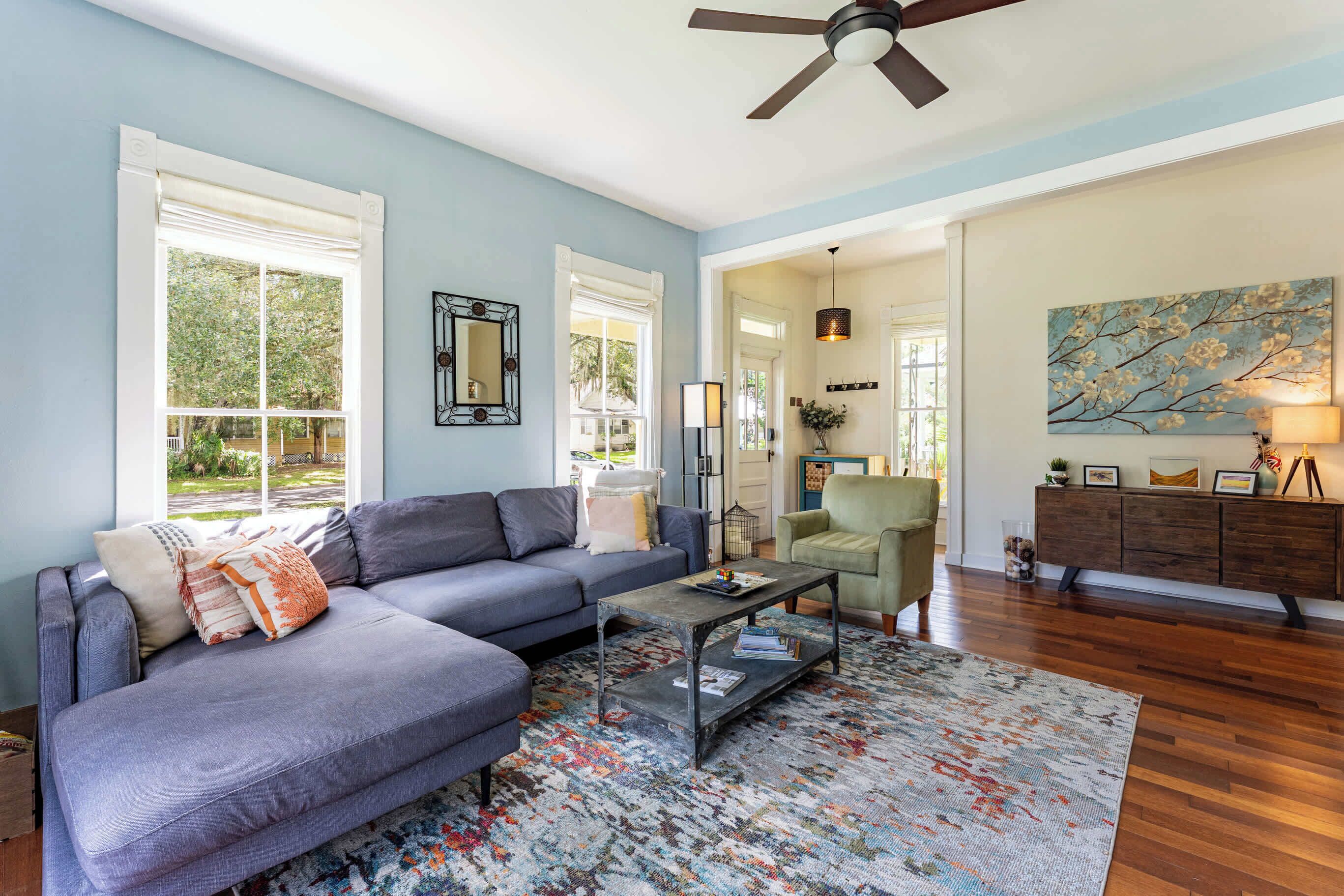 智能电视、壁炉、书、办公室