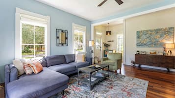 Een smart-tv, een open haard, boeken en een kantoor