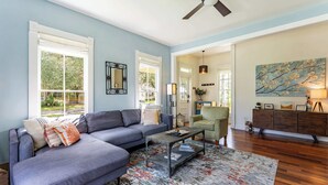 Smart TV, fireplace, offices - Cozy 3BR Retreat - Near Bars, Zoo & Lake Trails (Sanford)