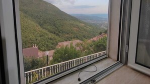 Una habitación con un ventanal amplio que da a un paisaje montañoso.