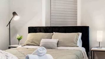 4 bedrooms, iron/ironing board, WiFi, bed sheets