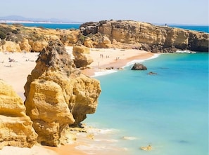 On the beach - Relaxing Getaway! 2BR Apartment with Full Kitchen, Outdoor Pools, Free Parking (Albufeira)