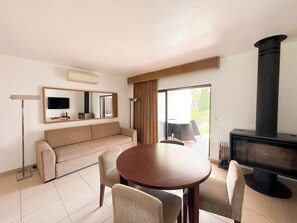 TV - Relaxing Getaway! 2BR Apartment with Full Kitchen, Outdoor Pools, Free Parking (Albufeira)