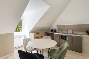 Loft Apartment | Private kitchen | Full-size fridge, stovetop, cookware/dishes/utensils - Westpark Living (Munich)