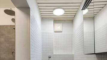 Garden Apartment | Bathroom | Hair dryer, towels, soap, shampoo