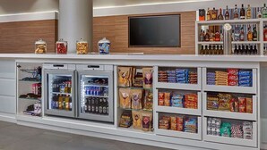 Een automaat met koude drankjes, snacks en diverse flessen.