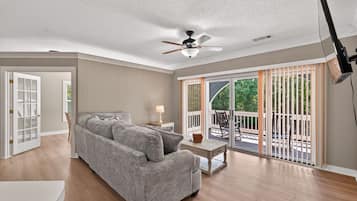 Suite, 2 chambres | Aire de séjour | Foyer