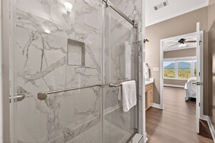 Mountain View Resort Suite | Bathroom | Separate tub and shower, free toiletries, hair dryer, towels