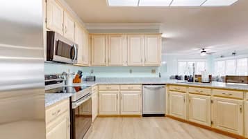 Suite, 2 chambres | Cuisine privée | Réfrigérateur, un four, surface de cuisson, lave-vaisselle