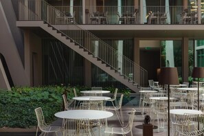 Outdoor dining - Poolside Peace & Castle Views—Lisbon’s Charm Just Moments Away (Lisboa)