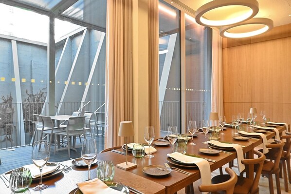Dining - A Stylish Lisbon Nest w/ Rooftop Pool & Legendary Light Show Magic (Lisboa)
