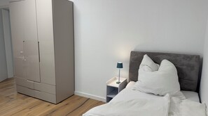 2 bedrooms, travel cot, WiFi, bed sheets