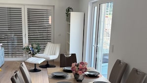 A dining area with a wooden table, black plates, and brown chairs. - Vacation apartment at the Teufelsloch in the Ahr valley not far from the Nürburgring (Altenahr)