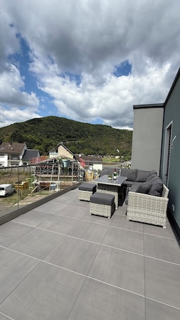 Ristorazione all'aperto. Vacation apartment at the Teufelsloch in the Ahr valley not far from the Nürburgring