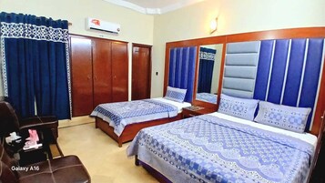 Habitación triple Confort | Ropa de cama de alta calidad, escritorio, sistema de insonorización