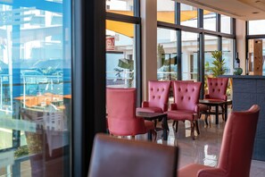 Bar (on property) - Convenient Stay! Balcony with Sea View, Swimming Pool & Spa, Free Parking! (Funchal)