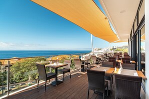 Outdoor dining - Ultimate Beach Escape in Madeira! Outdoor Pool, Free Parking, Mountain View! (Funchal)