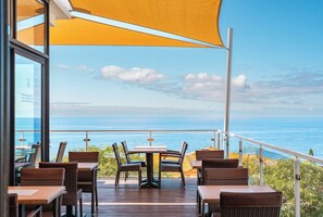 Outdoor dining - Stay Close to Lido Promenade! Balcony with Sea View, Breakfast, Pool! (Funchal)
