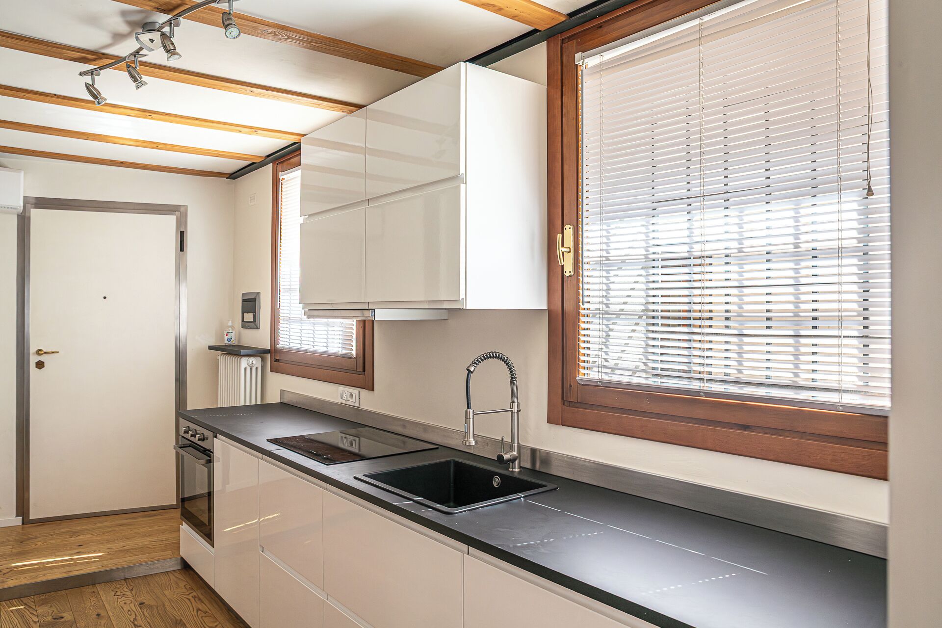 Micro-ondes, four, plaque de cuisson, lave-vaisselle