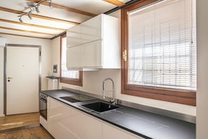 Mikroaaltouuni, uuni, liesi, astianpesukone