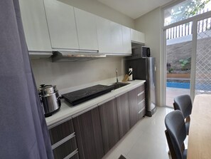 Fridge, microwave, stovetop, electric kettle - Villa Andres Rentals Primeworld District (Lapu-Lapu)