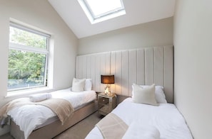 4 habitaciones, tabla de planchar con plancha y cuna de viaje