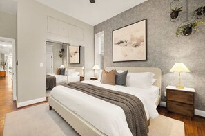 2 عدّة غرف نوم ومكواة/لوح كي وسرير سفر وواي فاي