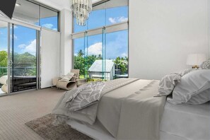 4 bedrooms, iron/ironing board, bed sheets, wheelchair access - Luxury Beachfront Penthouse Dunk Island Views & Prime Village Location (Mission Beach)