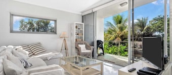 Beachfront Penthouse Dunk Island Views & Prime Village Location