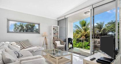 Beachfront Penthouse Dunk Island Views & Prime Village Location