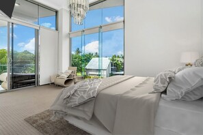 4 habitaciones, tabla de planchar con plancha y ropa de cama